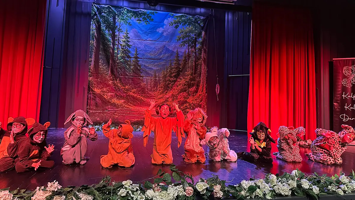 Koruma altındaki çocukların muhteşem sahne deneyimi: Sanat yoluyla özgüven kazandılar